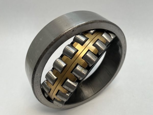 Spherical roller bearing – Straight Bore, 90 mm ID, 160 mm OD, 40 mm Width, Open, CN Internal clearance.