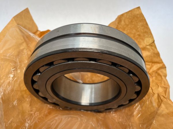 Spherical Roller Bearing – Straight Bore, 110 mm ID, 200 mm OD, 53 mm Width, Open, C3 Internal Clearance.