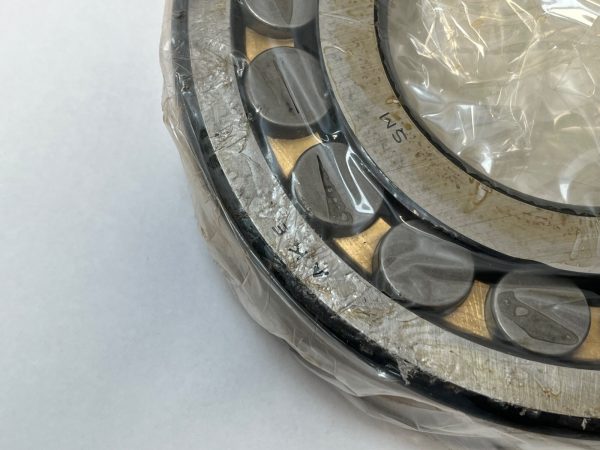 Spherical Roller Bearing – Straight Bore, 100 mm ID, 215 mm OD, 47 mm Width, Open, CN Internal clearance.