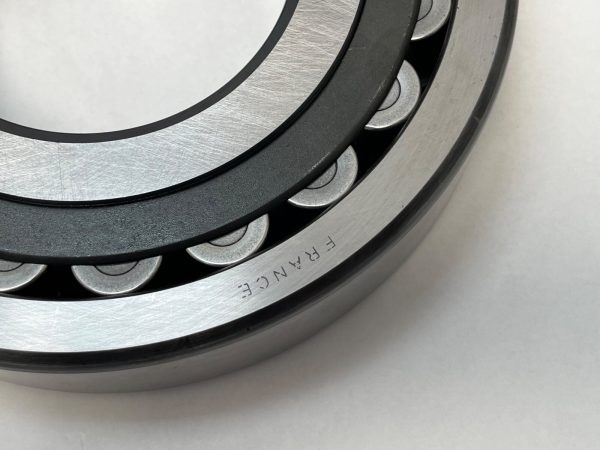Spherical Roller Bearing – Straight Bore, 100 mm ID, 215 mm OD, 47 mm Width, Open, CN Internal Clearance.