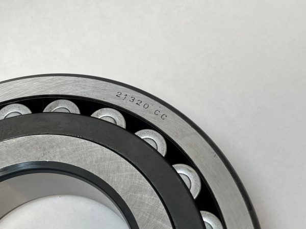 Spherical Roller Bearing – Straight Bore, 100 mm ID, 215 mm OD, 47 mm Width, Open, CN Internal Clearance.