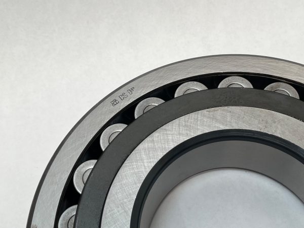 Spherical Roller Bearing – Straight Bore, 100 mm ID, 215 mm OD, 47 mm Width, Open, CN Internal Clearance.