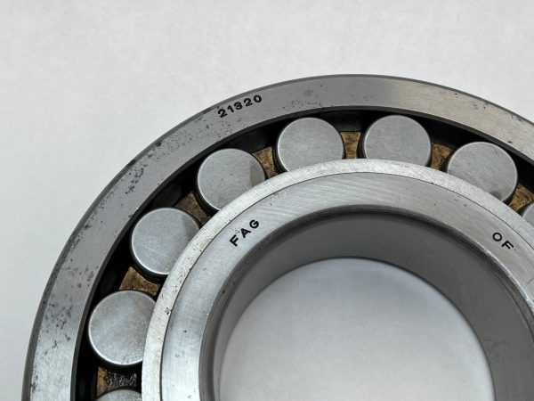Spherical Roller Bearing – straight Bore, 100 mm ID, 215 mm OD, 47 mm Width, Open, CN Internal clearance.