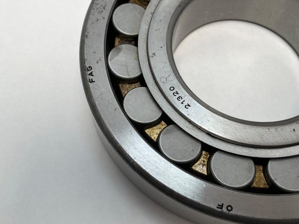 Spherical Roller Bearing – straight Bore, 100 mm ID, 215 mm OD, 47 mm Width, Open, CN Internal clearance.