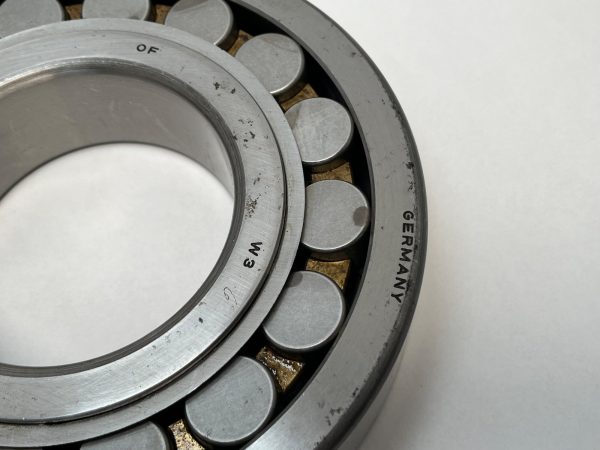 Spherical Roller Bearing – straight Bore, 100 mm ID, 215 mm OD, 47 mm Width, Open, CN Internal clearance.