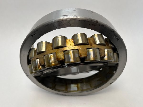 Spherical Roller Bearing – straight Bore, 100 mm ID, 215 mm OD, 47 mm Width, Open, CN Internal clearance.