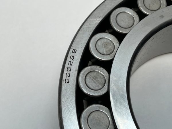 Spherical Roller Bearing – Straight Bore, 140 mm ID, 250 mm OD, 68 mm Width, Open, CN Internal Clearance.