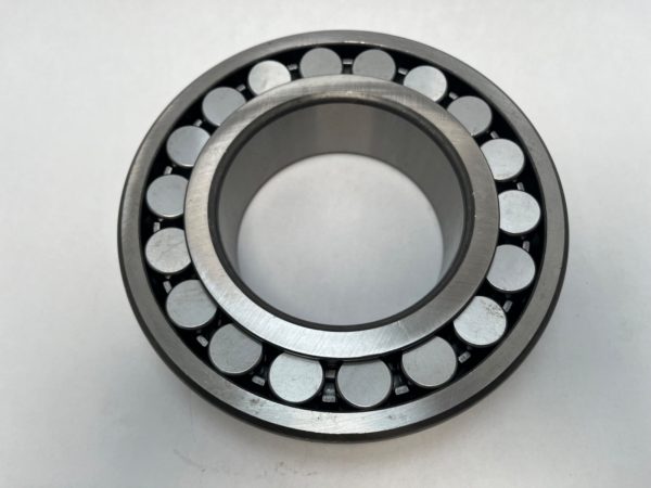 Spherical Roller Bearing – Straight Bore, 110 mm ID, 200 mm OD, 53 mm Width, Open, CN Internal Clearance.