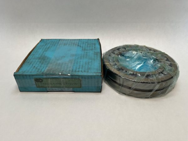 Steyr 22218CMBC3W33 spherical roller bearing, shrink-wrapped, beside its teal packaging box