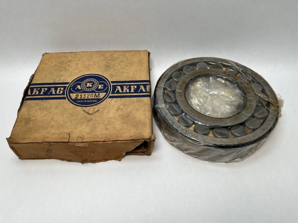 Spherical Roller Bearing - Straight Bore, 100 mm ID, 215 mm OD, 47 mm Width, Open, CN Internal clearance.