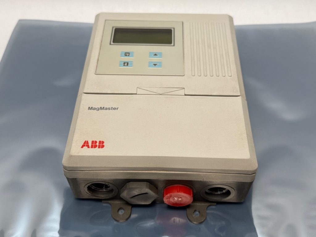 Remote Electromagnetic Flowmeter Transmitter, 95-240 V AC 47-440 Hz, 3-Line Keypad Display, 4-20 mA Standard Outputs, IP65 / NEMA 4X