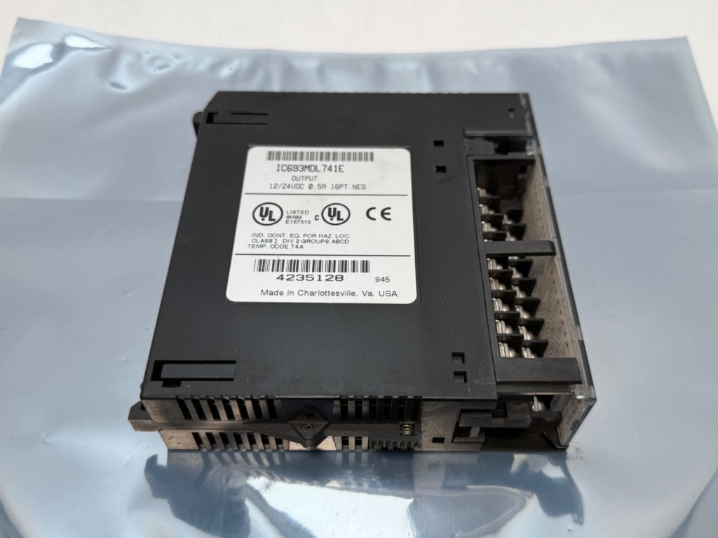 Series 90-30 16-Point DC Output Module, 12/24 VDC 0.5 A per Point, Negative Logic Sinking, Two Isolated Groups of Eight