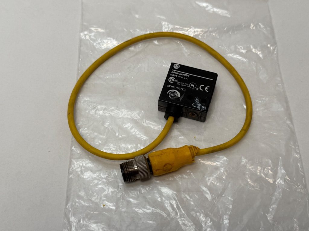 Fixed-Focus Diffuse Photoelectric Sensor, Mini Rectangular, PNP NO/NC, 11-28 V DC, Green 570 nm LED, Quick Disconnect