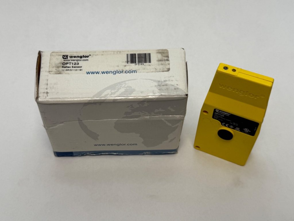 Reflex Photoelectric Sensor with Electronic Background Suppression — 550 mm Range, PNP Normally Open, IP65, M12 4-Pin, Roller Conveyor Design