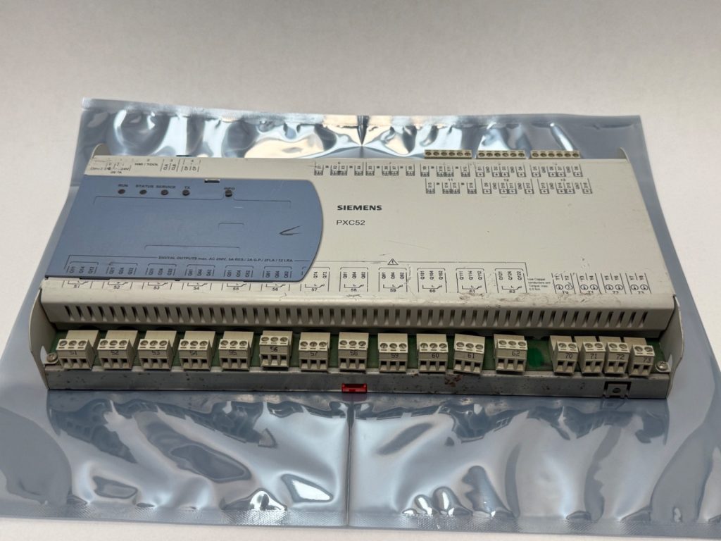 Compact Freely Programmable Building Automation Station, 52 Physical Data Points, BACnet over LonTalk