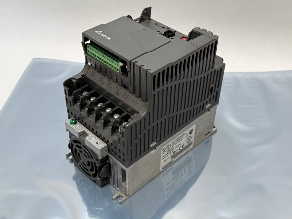 VFD-E Sensorless Vector VFD, 2.2 kW / 3 HP, Single-Phase 200-240 V In, Three-Phase 0-240 V 11 A Out, Built-In PLC