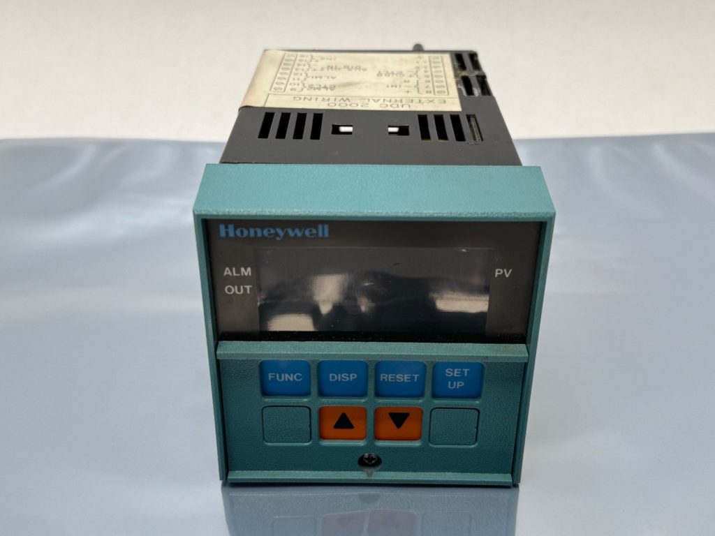 Universal Digital Process Controller, 1/4 DIN Panel Mount, 10 Thermocouple Types plus RTD / Radiamatic / Linear Input, 0.3% of Span, IP65 Front, 120 or 240 V AC Jumper-Selectable