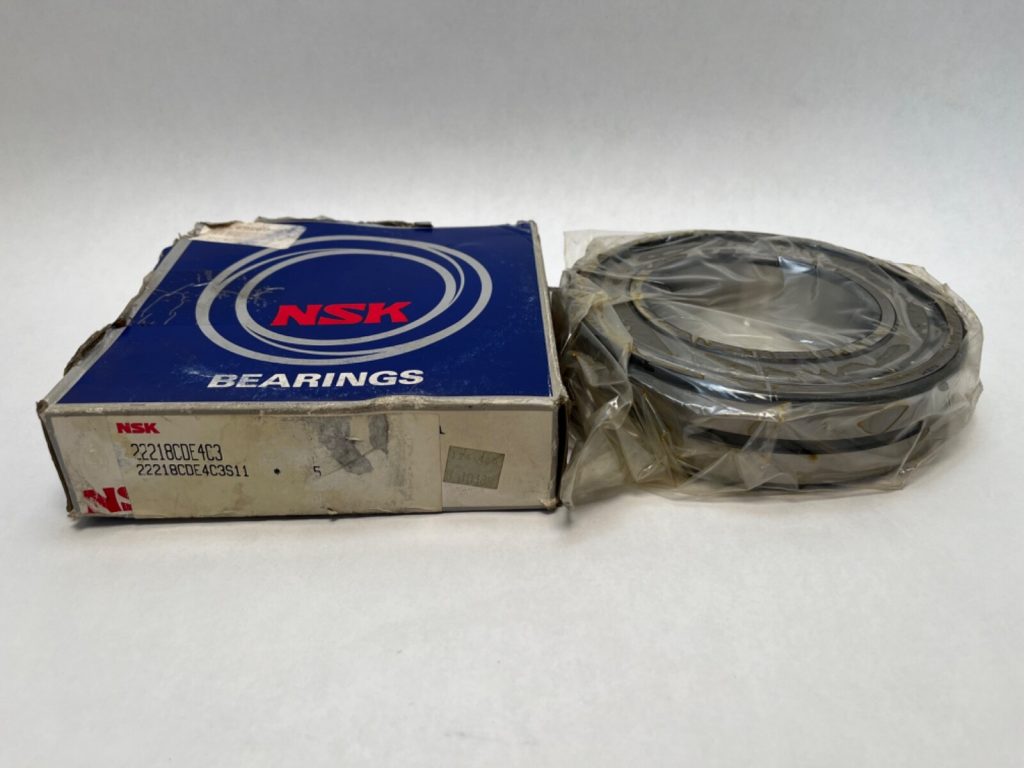 Double Row Spherical Roller Bearing 90x160x40 mm C3 Clearance Lubrication Groove and Holes