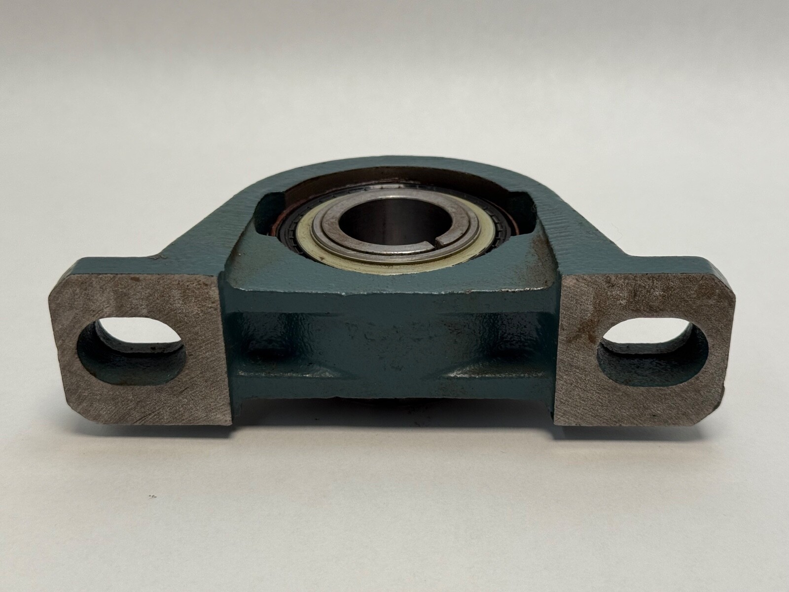 Self-aligning pillow block bearing housing