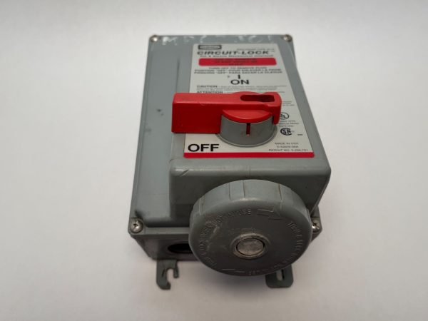 Hubbell HBL430MI7W mechanically interlocked receptacle – image 1